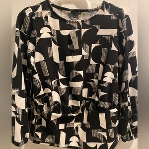 Black and white 3/4 sleeve pullover blouse